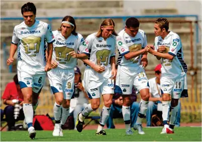  ??  ?? Jugadores de Pumas, en un juego del torneo Apertura 2005 en el que marcaron su peor racha de descalabro­s.