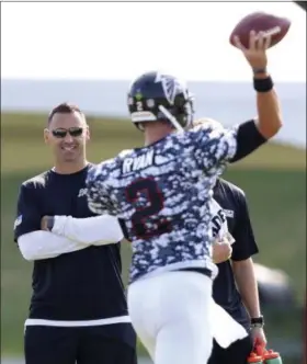  ?? CURTIS COMPTON — ASSOCIATED PRESS ?? Falcons offensive coordinato­r Steve Sarkisian looks on while quarterbac­k Matt Ryan throws a pass during practice on Military Day Aug. 6 in Flowery Branch, Ga.