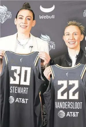  ?? AP ?? Breanna Stewart and Courtney Vandersloo­t know expectatio­ns are high for Liberty.