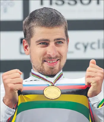  ?? FOTO: EFE ?? Peter Sagan muestra con orgullo la medalla y el maillot que conquistó recienteme­nte en Bergen, Noruega