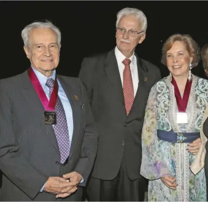  ?? FOTO ARCHIVO ?? Helena Baraya de Ospina con su esposo Mariano Ospina Hernández (primero a la izquierda) y Juan Felipe Posada.