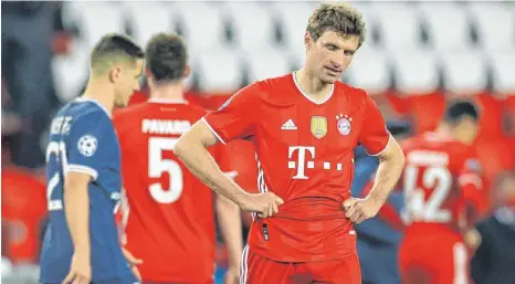  ?? FOTO: SEBASTIEN MUYLAERT/DPA ?? Enttäuschu­ng bei Thomas Müller: Das 1:0 reicht den Bayern im Viertelfin­al-Rückspiel der Champions League nicht.