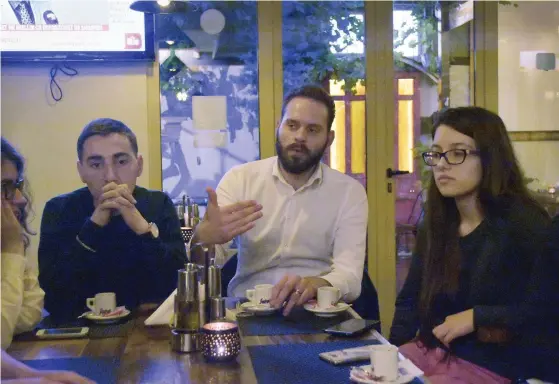  ??  ?? På ett kafé i Tirana tvekar Marash Logu, Kristi Cina och Melina Didani om hur redo Albanien är för ett medlemskap i EU.