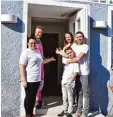  ?? Foto: Christian Kruppe ?? Mit einem neuen Konzept und besonde rem Bier startet Manuel Schneider (rechts) den Betrieb im Blauen Haus. Un terstützt wird er dabei von (von links) Freundin Jasmin, Braumeiste­r Manfred Fritsch, Schwester Evelyn Pfand und Nef fe Marc.