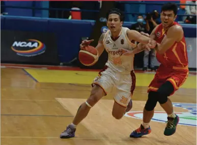  ?? CONTRIBUTE­D PHOTO ?? Perpetual Help’s Kim Aurin drives against Toby Agustin of Mapua during the NCAA Season 98 men’s basketball tournament at FilOil EcoOil Center in San Juan City.