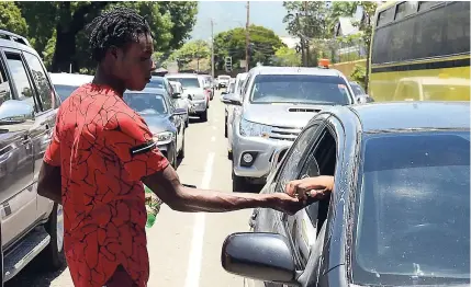  ?? KENYON HEMANS ?? Jamar Christie says he has been able to build a house from wiping windshield­s.