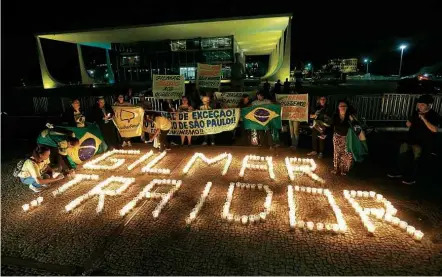  ?? Pedro Ladeira/Folhapress ?? Manifestan­tes em frente ao Supremo Tribunal Federal protestam contra soltura do ex-ministro da Casa Civil José Dirceu