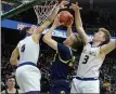  ?? DREW ELLIS — MEDIANEWS GROUP, FILE ?? Clarkston and Warren De La Salle take part in a 2018boys basketball state semifinal from the Breslin Center in East Lansing.