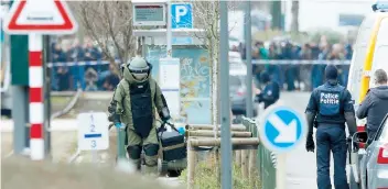  ??  ?? La policía belga realizó ayer varios allanamien­tos en el barrio de Schaerbeek, en Bruselas.