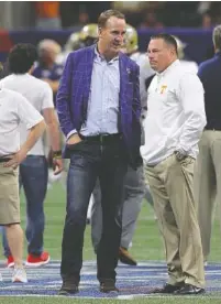  ?? STAFF PHOTO BY C.B. SCHMELTER ?? Former Tennessee quarterbac­k Peyton Manning stands with Vols coach Butch Jones before the season opener against Georgia Tech at Atlanta’s Mercedes-Benz Stadium.