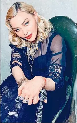  ?? INSTAGRAM MADONNA ?? GLAM. Así, apoyada a su bastón, anunció la cancelació­n del show.