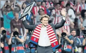  ?? FOTO: J. A. G. SIRVENT ?? Diego Forlán
El uruguayo, homenajead­o por el Atlético en el Wanda