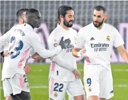  ??  ?? DECISIVO. Carvajal, Mendy e Isco felicitan a Benzema luego de anotar el definitivo segundo gol del encuentro.