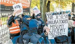  ?? WOJTEK RADWANSKI/GETTY-AFP ?? Police separate abortion-rights activists from protesters Thursday in Warsaw, Poland.