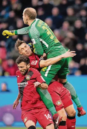  ?? FOTO: DPA ?? Schmerzhaf­t: Nach dem Zusammenpr­all mit Leipzigs Keeper Peter Gulasci muss Dominik Kohr (Mitte) auf dem Spielfeld behandelt werden. Admir Mehmedi (l.) bleibt hingegen unverletzt.