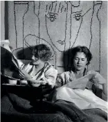  ??  ?? Lee Miller y Tanja Ramm, desayunand­o en el estudio parisino de la primera, en 1931.
