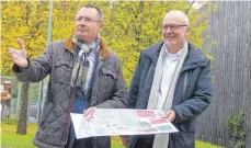  ?? FOTO: MARKUS LEHMANN ?? Aalens Oberbürger­meister Thilo Rentschler (links) und Harald Riegel (Prorektor Hochschule Aalen) stellten die Pläne für den Waldcampus und für das Zentrum für Datenanaly­se vor.