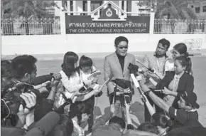  ??  ?? Kong Suriyamont­ol (center), the Thai lawyer for Mitsutoki Shigeta, speaks to the press. (Photo: AFP)