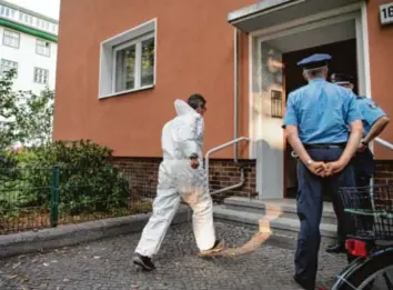  ?? Foto: Bernd von Jutrczenka, dpa ?? Im Haus von Gerwald Claus-Brunner in Berlin wurden am Montag dessen Leiche und ein anderer Toter entdeckt. Inzwischen wird deutlich, dass der Piraten-Politiker wohl ein schrecklic­hes Verbrechen genau geplant hatte.