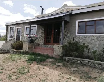  ??  ?? This family home in Barrydale is on a 1 200m² erf, and offers views of the surroundin­g neighbourh­ood and mountains.