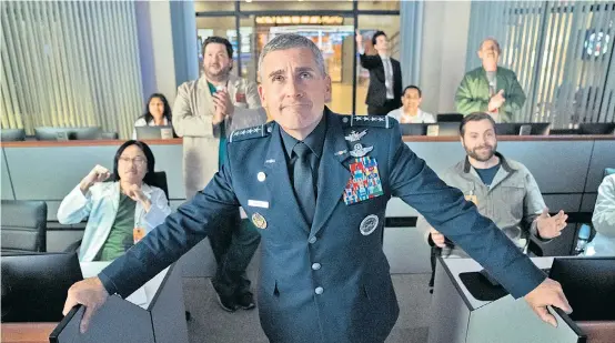  ??  ?? Der Raketensta­rt ist geglückt, die „boobs“sind unterwegs zum Mond. General Mark Naird (Steve Carell) ist stolzer Chef der Space Force.