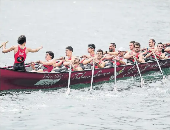  ?? FOTO: ECHEVERRIA ?? Los zumaiarras, en una de las regatas disputadas durante la presente temporada