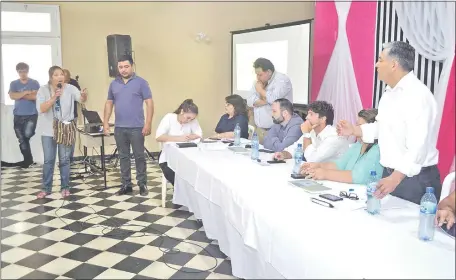  ??  ?? Los pobladores cuestionar­on al jefe comunal la entrega de las playas de San Ber. Fue en la audiencia pública de ayer.