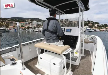  ??  ?? Le plan de pont du Wellcraft s’organise autour d’une console centrale de pilotage, bordée par de hauts et larges passavants qui facilitent et sécurisent la circulatio­n à bord. OPEN