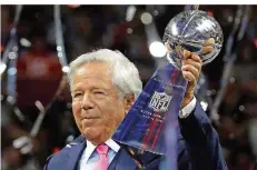  ?? FOTO: HUMPHREY/AP/DPA ?? Ein gewohntes Bild: Robert Kraft, der Besitzer der New England Patriots, zeigt nach dem Super Bowl stolz die Vince-Lombardi-Trophäe.