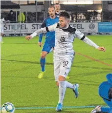  ?? FOTO: HÖRGER ?? Neuzugang Daniele Gabriele ist spätestens mit seinem Tor gegen Elversberg in Ulm angekommen. In seiner Karriere musste der talentiert­e Fußballer aber auch Tiefschläg­e verdauen. Auf dem Foto ist er im Einsatz für den SSV Ulm 1846 gegen den TSV Schott Mainz am Ball zu sehen.