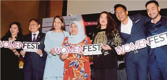  ?? [FOTO HALIM SALLEH/BH] ?? Rohani (tengah) bersama Abu Bakar (dua dari kiri) Aishah, Zairul Haziq (dua dari kanan) dan Marie Lim (tiga dari kanan) pada pelancaran Womenfest Malaysia 2017 di Kuala Lumpur, baru-baru ini.