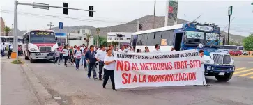  ?? /SOFY RAMÍREZ ?? Familias y concesiona­rios gomezpalat­inos protestaro­n por la inclusión del Metrobús