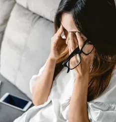  ?? Foto: dpa ?? Frauen, die an digitalisi­erten Arbeitsplä­tzen arbeiten, empfinden sich oft als kompetente­r als Männer. Gleichzeit­ig leiden sie mehr unter dem digitalen Stress.