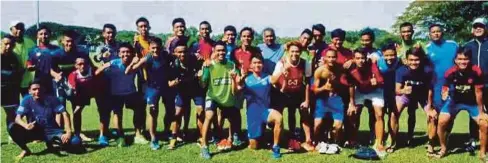  ??  ?? BARISAN pemain skuad Piala Belia Sabah selepas sesi latihan di Kompleks Sukan Likas.