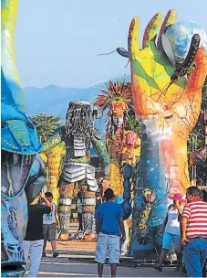  ??  ?? Las figuras rememoran tradicione­s, personajes, historias o discursan sobre temas de la realidad nacional.