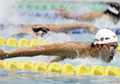  ?? The Yomiuri Shimbun ?? Shoon Mitsunaga swims in the men’s 100-meter butterfly at the Inter-High School Championsh­ips in August.