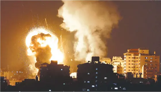  ??  ?? El ejército israelí respondió con bombardeos el lanzamient­o de 150 cohetes sobre jerusalén
FOTOS: AFP