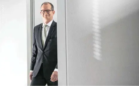  ?? FOTO: BORIS ROESSLER/DPA ?? Martin Zielke, Vorstandsc­hef der Commerzban­k: Sein Vertrag soll spätestens zum Jahresende aufgelöst werden. Die Suche nach einem geeigneten Nachfolger hat begonnen.