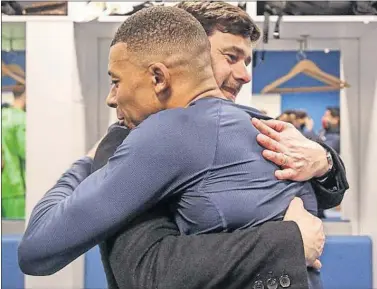  ??  ?? El abrazo de Mbappé y Pochettino tras el partido de Marsella describe la buena sintonía entre ambos.