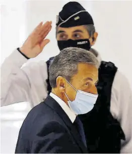  ?? Ian Langsdon / Efe ?? Sarkozy abandona el tribunal tras escuchar la sentencia condenator­ia, ayer.