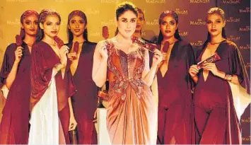  ??  ?? Kareena Kapoor Khan with models at the launch of Magnum Brownie (above), and making customised desserts at the event (below)