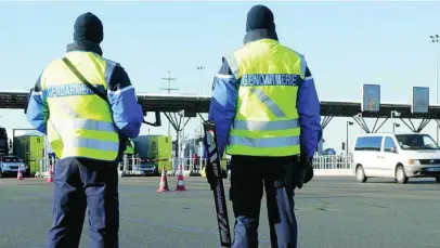  ?? REUTERS ?? Agentes de policía franceses vigilan la autopista entre París y Bruselas