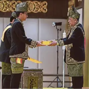  ?? (Foto BERNAMA) ?? Sultan Sallehuddi­n mengurniak­an Darjah Kerabat Kedah kepada Tengku Sarafudin sempena Sambutan Ulang Tahun Hari Keputeraan Sultan Kedah di Istana Anak Bukit, semalam.