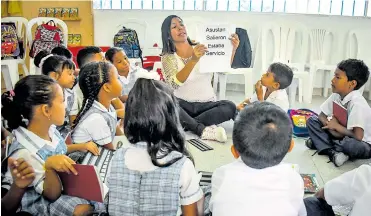  ?? FOTOS: JOSEFINA VILLARREAL ?? La profesora Liliana Mercado realiza con los estudiante­s un ejercicio para hacer uso de componedor­es.