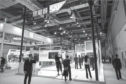  ?? PROVIDED TO CHINA DAILY ?? Visitors tour the exhibition stand of SAP during the 6th China Internatio­nal Import Expo in Shanghai on Nov 6.