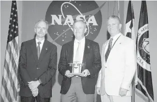  ?? COURTESY OF JERRY SIEMERS ?? Jerry Siemers, center, an engineer who worked on multiple Apollo-era hardware, including the Saturn V rocket and lunar rover, receives a NASA Outstandin­g Leadership award.