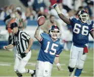  ?? THE ASSOCIATED PRESS FILE ?? Jeff Hostetler replaced injured starting quarterbac­k Phil Simms late in the 1990 season and led the New York Giants to a Super Bowl victory.