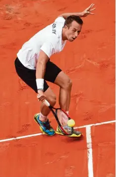  ?? Foto: afp ?? Philipp Kohlschrei­ber musste sich dem Weltrangli­stenersten Rafael Nadal geschlagen geben. Nach dem ersten Tag steht es zwischen Deutschlan­d und Spanien 1:1.