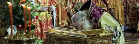  ??  ?? 21 maggio 2017 Il patriarca russo Kirill bacia la reliquia di San Nicola volata a Mosca