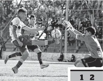  ?? SEBASTIÁN CORTÉS-LA NUEVA. ?? Verona llega a puntear el balón, pero no podrá ganarle el mano a mano a Arias. Tiro Federal festejó en calle Don Bosco.